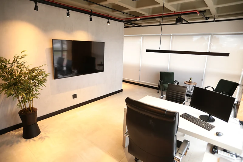 Sala corporativa com acabamento e mobiliário — acervo Grupo Altri